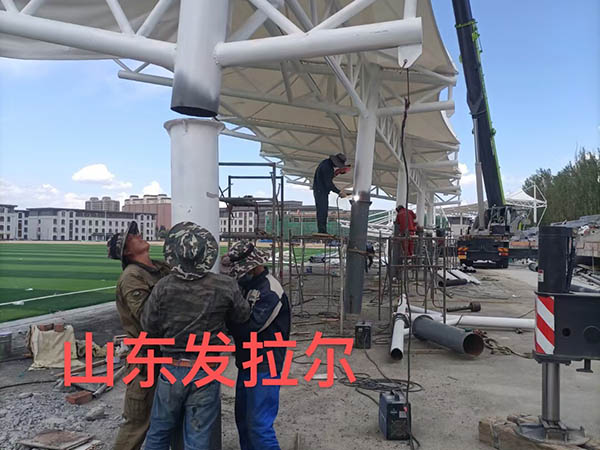 新疆阿克苏拜城县中学操场膜结构体育看台遮阳棚建筑面积2600㎡
